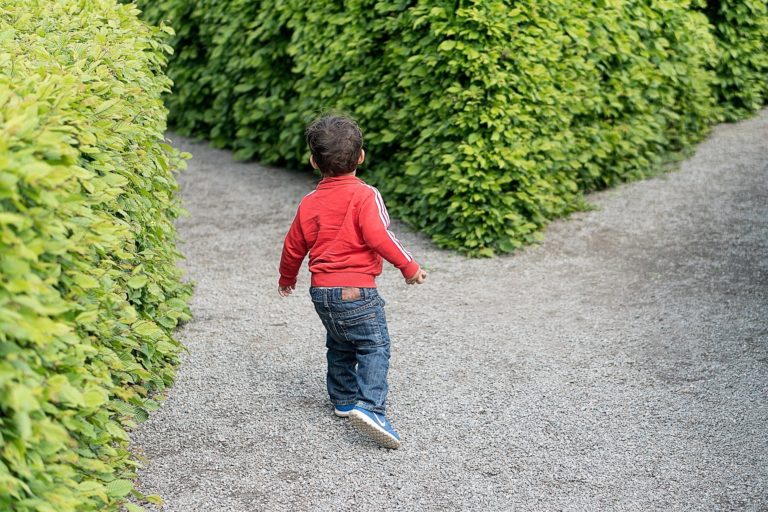 Photographie d'un enfant dans une allée